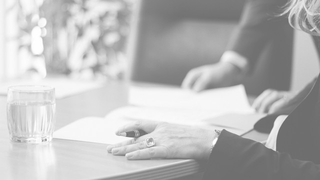 Deneault Robillard comptables avec documents et stylo